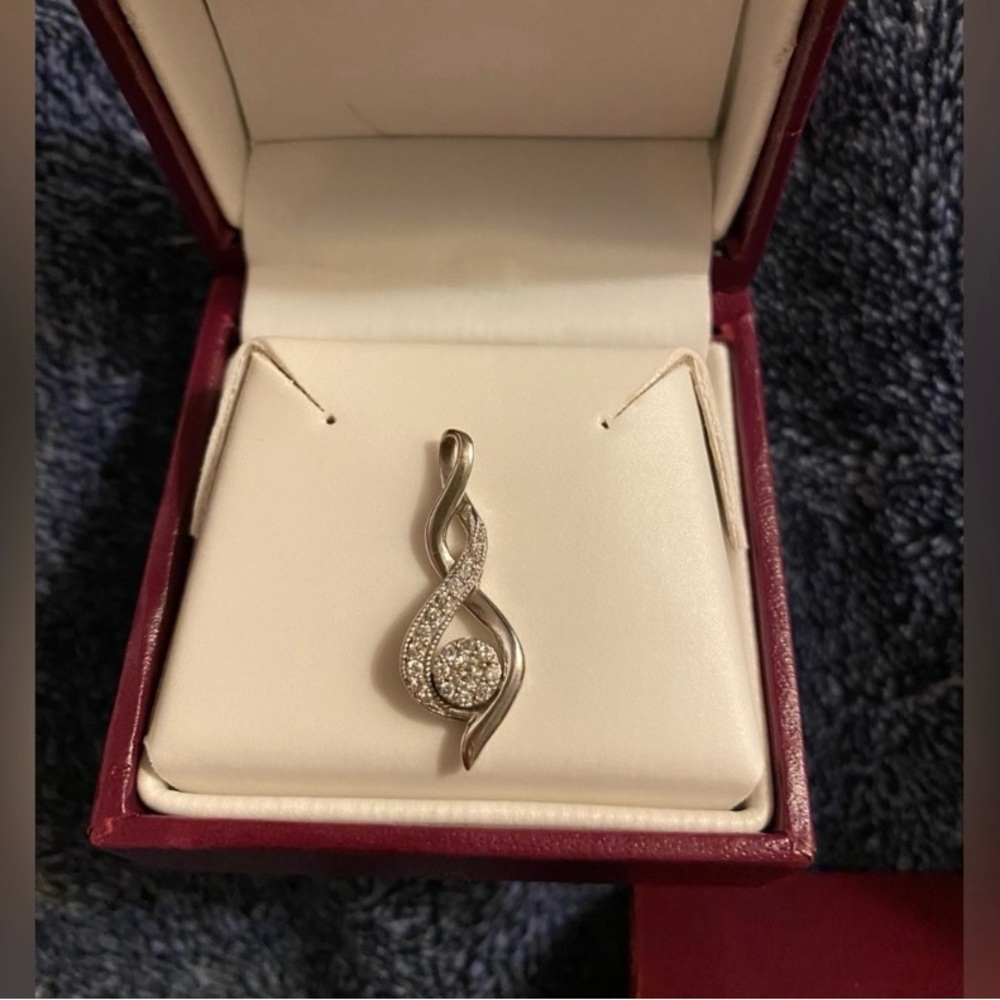 Elegant Helzberg Silver Pendant with Diamonds